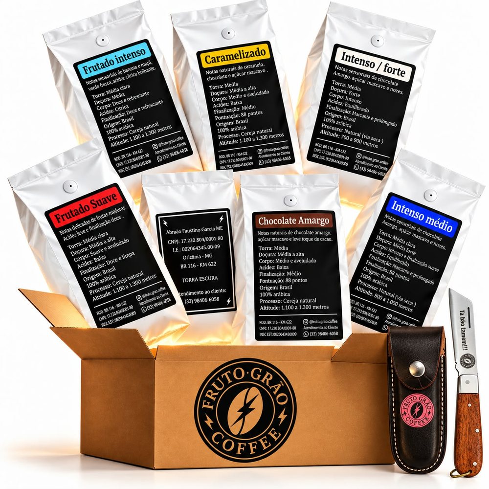 Kit Degustação Premium 7 × 250 g com um canivete com porta-canivete: os sete cafés com o rótulo de cada um à mostra, na foto da Fruto Grão Coffee