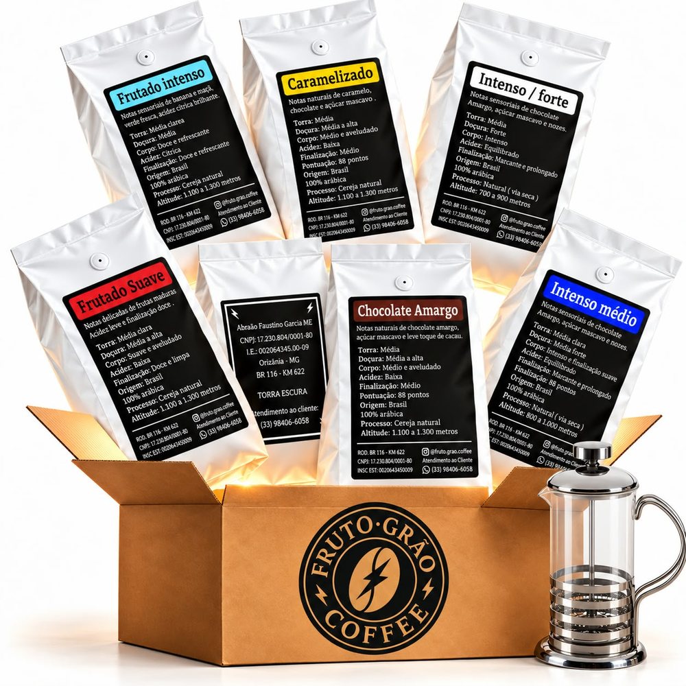 Kit Degustação Premium 7 × 250 g com uma prensa francesa: os sete cafés com o rótulo de cada um à mostra, na foto da Fruto Grão Coffee