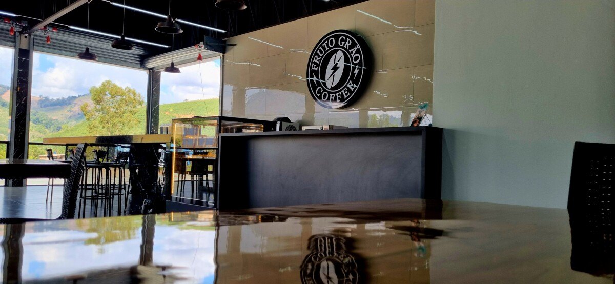 Balcão e fachada da Fruto Grão Coffee, torrefação e loja de café na BR-116, km 622, em Orizânia-MG